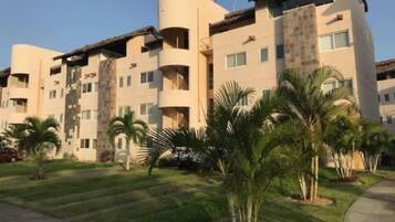 Vista frontal de la propiedad