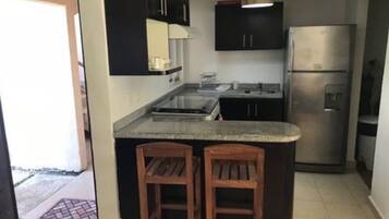 Refrigerador con congelador, parrilla de estufa y utensilios de cocina