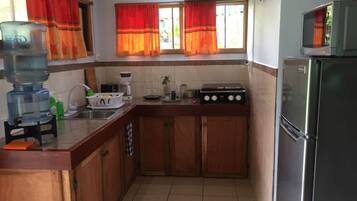 Studio Comfort, 1 Tempat Tidur Queen | Dapur kecil pribadi | Kompor, mesin pembuat kopi/teh, dan peralatan masak/sendok-piring