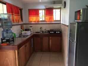 Placa de cocina, cafetera/tetera, utensilios de cocina