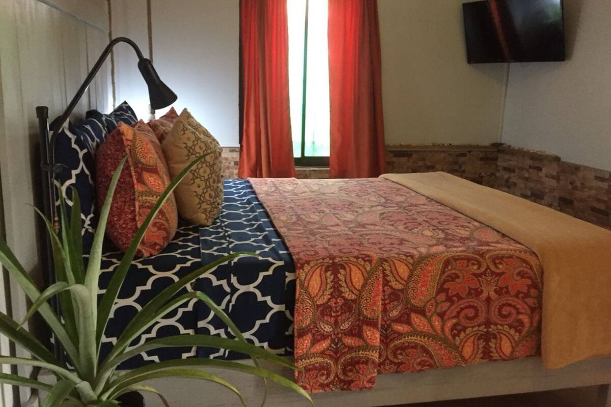 Comfort-Studio, 1 Queen-Bett | Hochwertige Bettwaren, Pillowtop-Betten, kostenloses WLAN, Bettwäsche