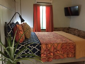 Comfort Studio, 1 Queen Bed | Premium bedding, pillow-top beds, free WiFi, bed sheets