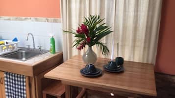 Studio Comfort, 1 Tempat Tidur King, Bebas Asap Rokok | Makan di kamar