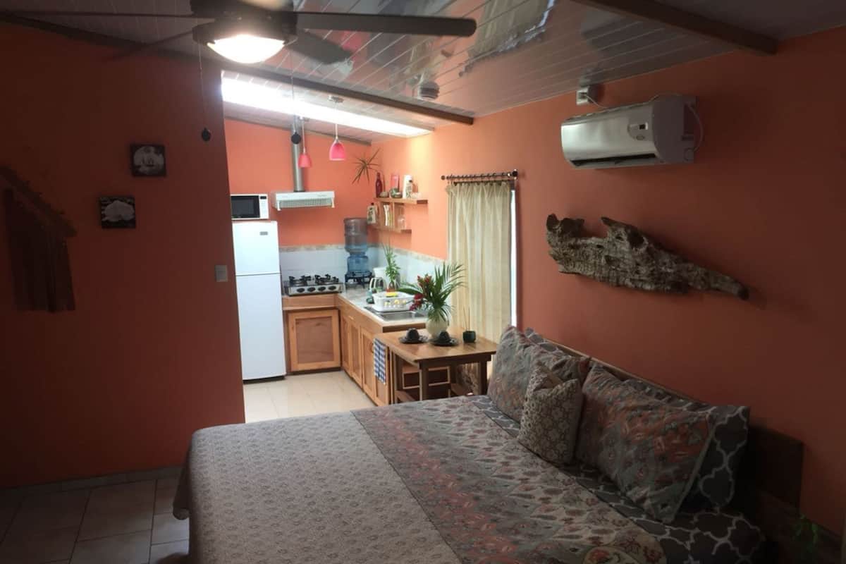 Comfort-Studio, 1 King-Bett, Nichtraucher | Hochwertige Bettwaren, Pillowtop-Betten, kostenloses WLAN, Bettwäsche