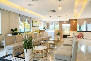 Serveert ontbijt, lunch en diner