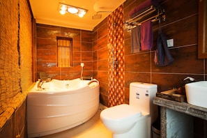 Deluxe-huone, 1 keskisuuri parisänky, tupakointi kielletty | Kylpyhuone | Ilmaiset hygieniatuotteet, hiustenkuivaaja, kylpytakit, tohvelit