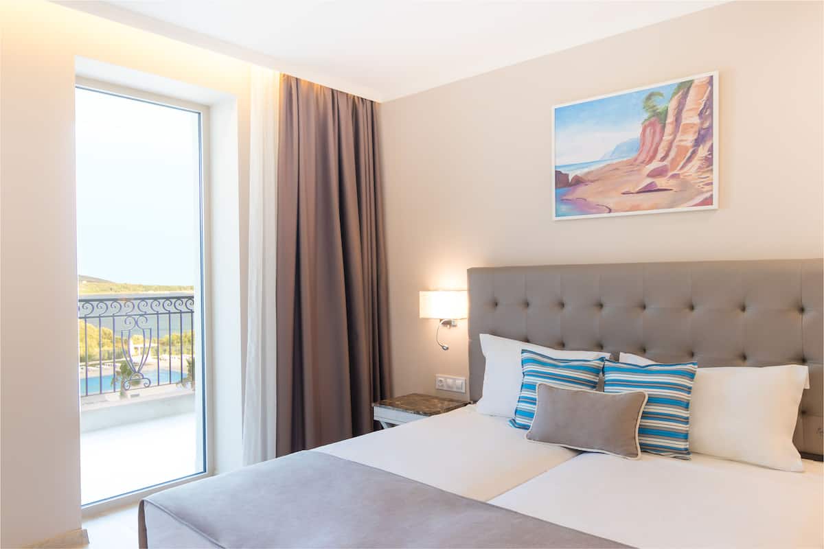 Chambre Double Standard, vue partielle sur la mer