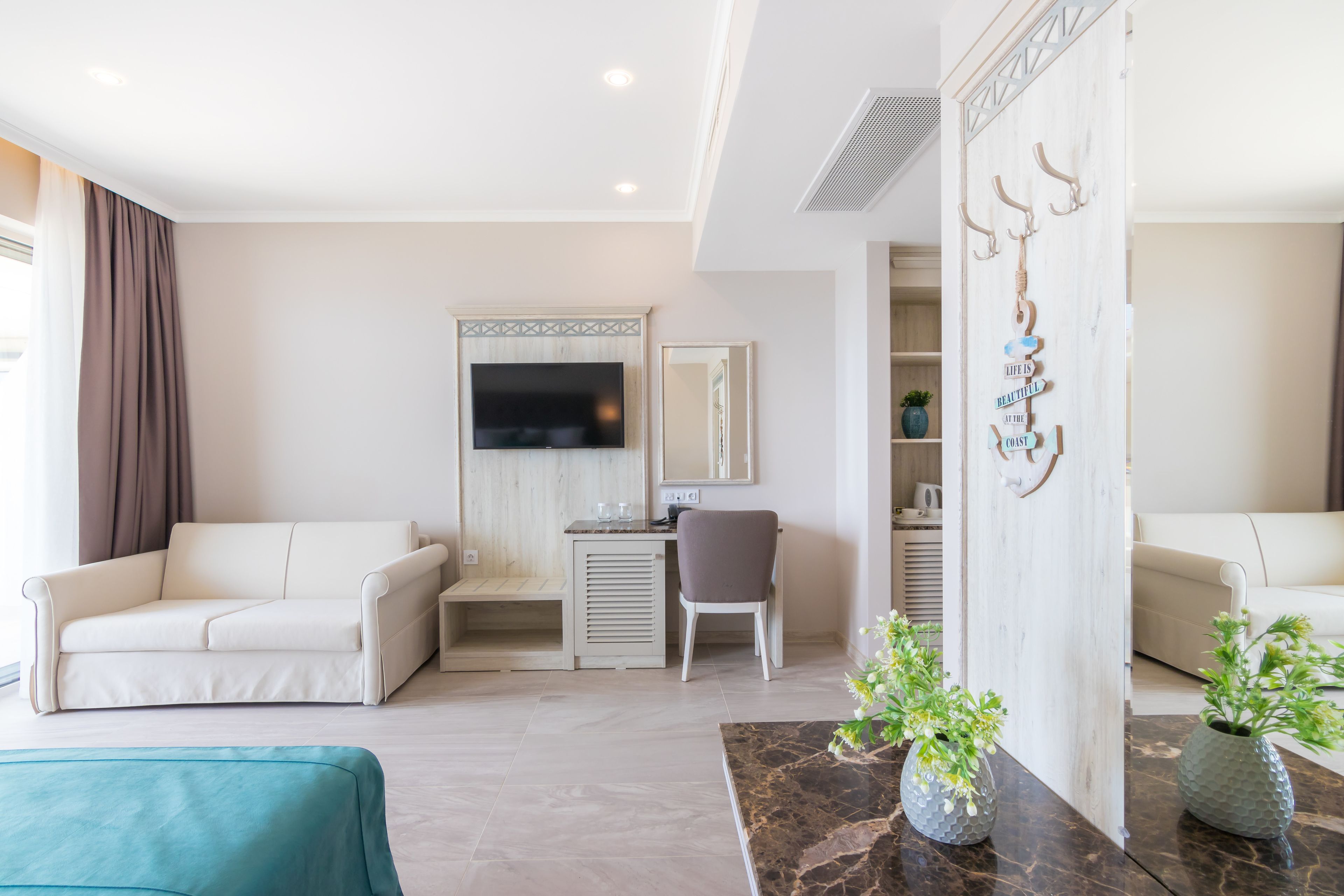 junior suite, partial sea view | living area | tv