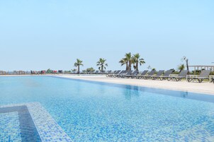Piscina externa sazonal, funciona das 11h às 18h, guarda-sóis