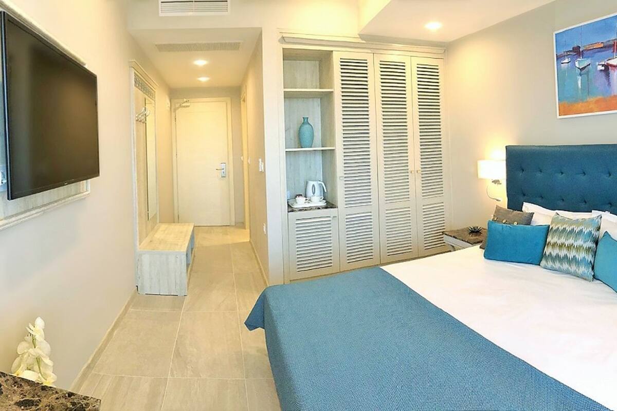 Classic Double Room, Landscape View | Ropa de cama de alta calidad, minibar, caja fuerte y cortinas opacas