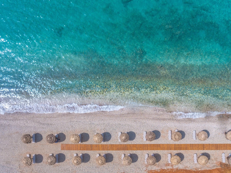 على الشاطئ، كراسي للتشمس، مظلات الشاطئ، مناشف للشاطئ