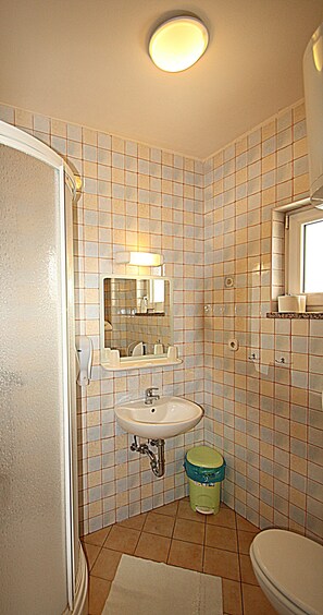 Classic-Zweibettzimmer, 2 Einzelbetten | Badezimmer | Dusche, Handtücher