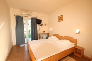 Blackout curtains, free WiFi, bed sheets