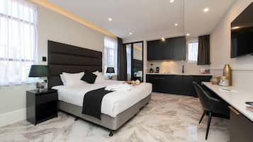 Premium Room, 1 King Bed (Spa Bath) | Premium bedding, minibar, in-room safe, desk
