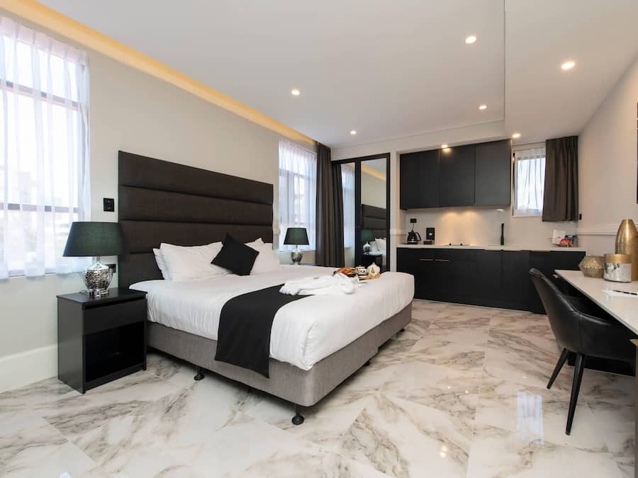 Premium Room, 1 King Bed (Spa Bath) | Premium bedding, minibar, in-room safe, desk