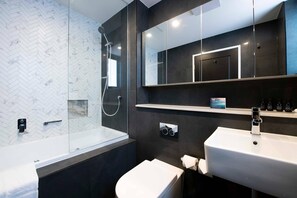 Habitación Premium, 1 cama de matrimonio grande (Spa Bath) | Ropa de cama de alta calidad, minibar, caja fuerte y escritorio