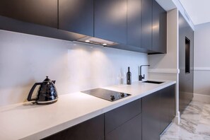 Sengetøy av topp kvalitet, minibar, safe på rommet og skrivebord