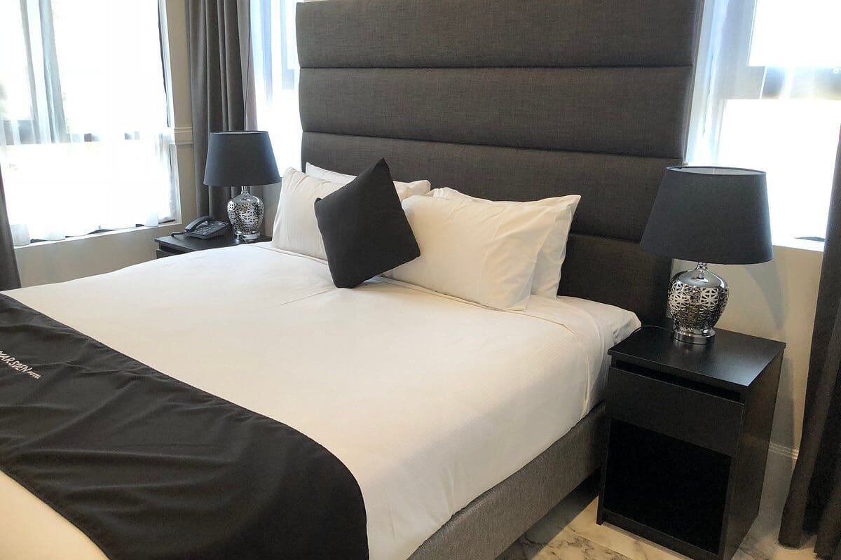 premium room, 1 king bed | 1 bedroom, premium bedding, minibar, in-room safe