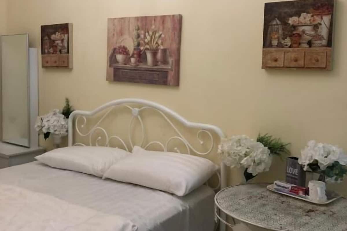 Premium bedding, desk, iron/ironing board, free WiFi