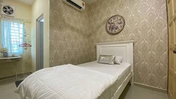Un dormitorio con cama, un reloj de pared y un equipo de aire acondicionado.