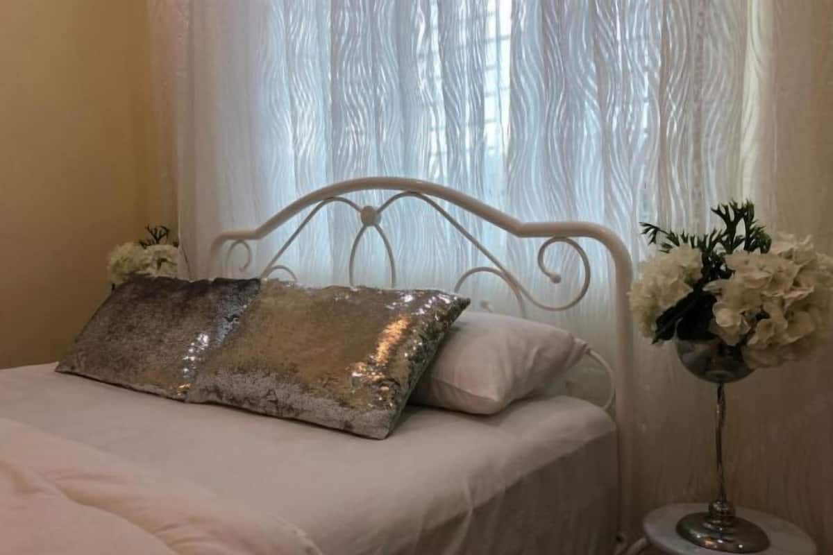 Premium bedding, desk, iron/ironing board, free WiFi