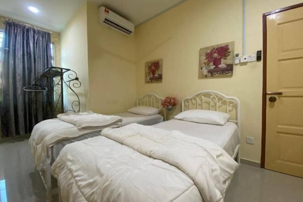 Premium bedding, desk, iron/ironing board, free WiFi