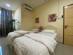 Twin Room | Premium bedding, desk, iron/ironing board, free WiFi - AAM Hotel (Kota Bharu)
