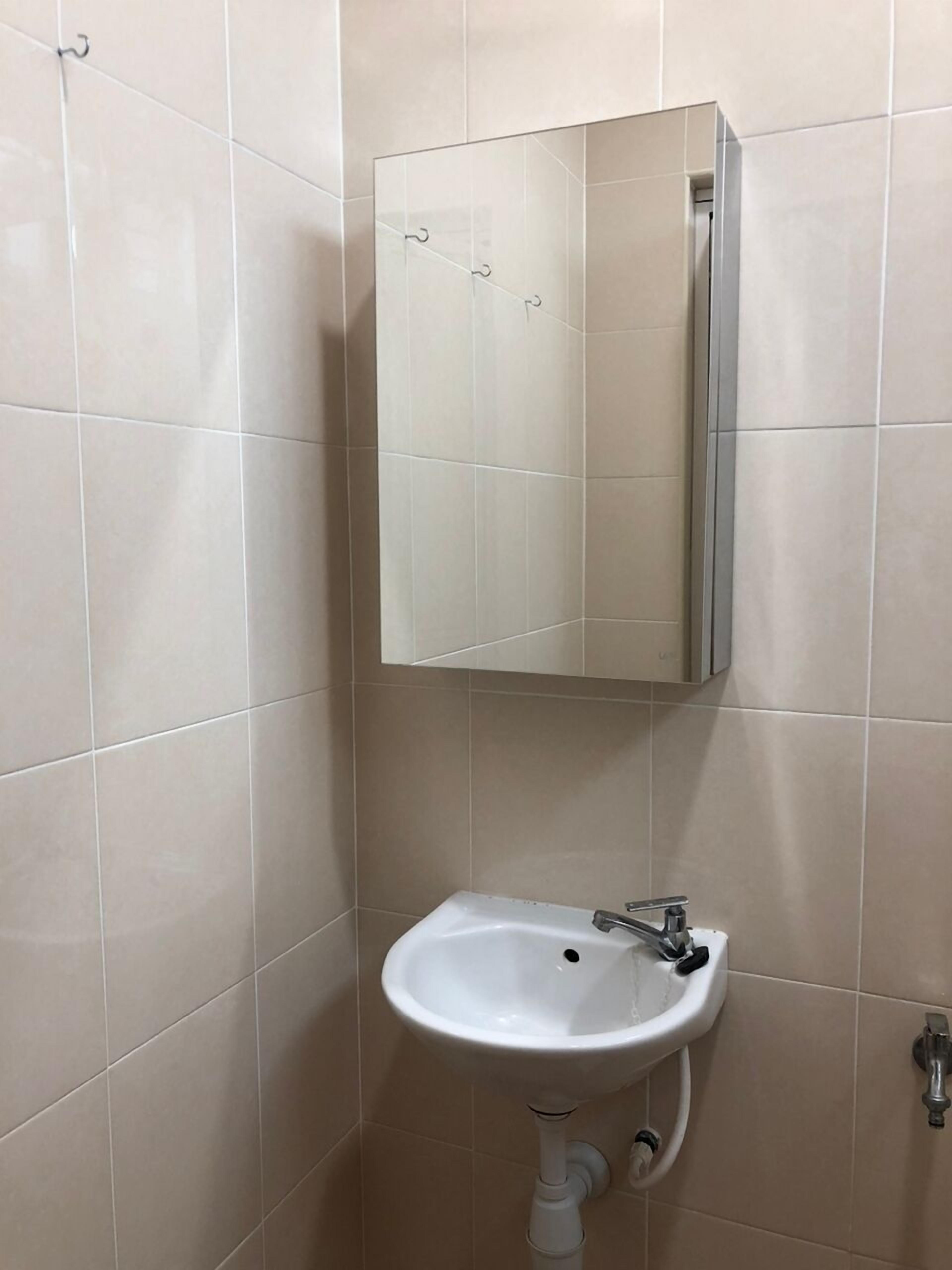 hair dryer, bidet, towels