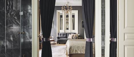 Suíte com design assinado, 1 cama Queen (Signature King Suite) | Área de estar | TV de tela plana