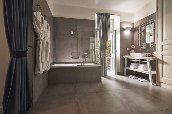 Senior Suite, Garden View (Queen Suite) | Bathroom | Free toiletries, hair dryer, bathrobes, slippers