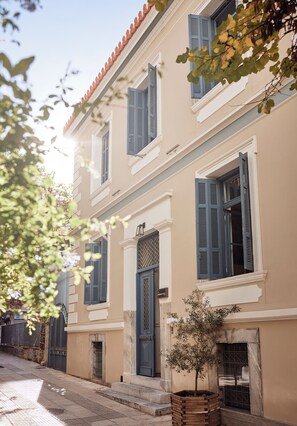 Colchones con efecto memoria y caja de seguridad en la habitación