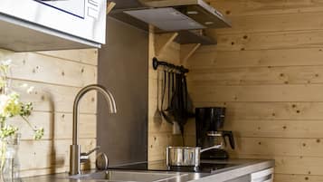 Full-sized fridge, microwave, oven, stovetop