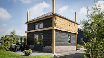 3 bedrooms, blackout drapes, soundproofing, free WiFi