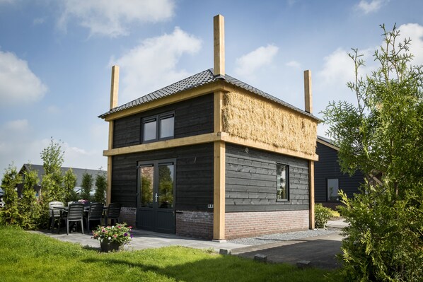 3 bedrooms, blackout drapes, soundproofing, free WiFi