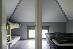 3 dormitoris, cortines opaques i habitacions insonoritzades
