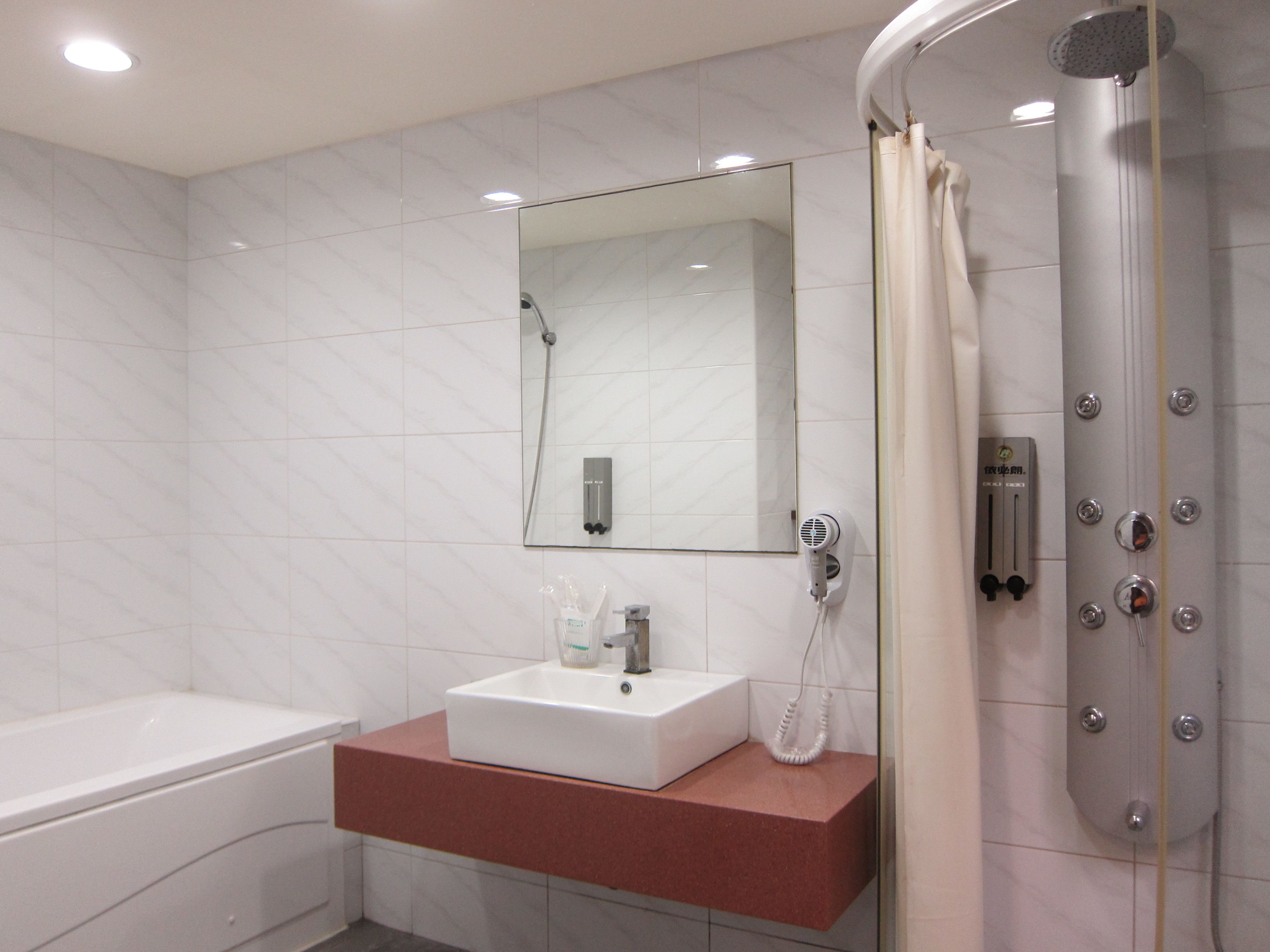 مجففات شعر، خف للقدمين، ورق حمّام