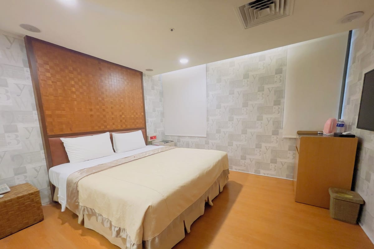 Blackout curtains, free WiFi, bed sheets