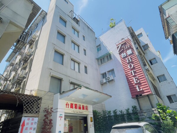 Un edificio de varios pisos con un letrero que indica un hotel.
