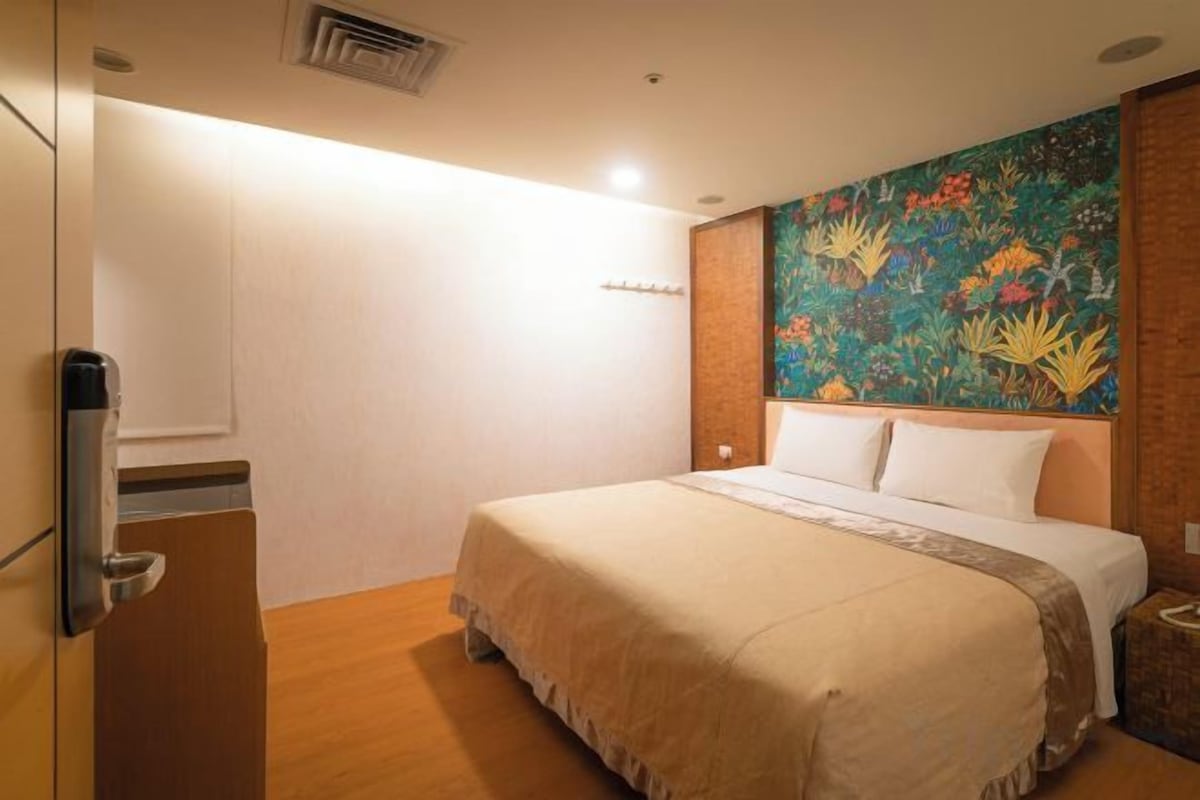 Cortinas opacas, wifi gratis, ropa de cama