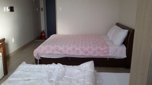 Desk, blackout curtains, soundproofing, free WiFi - Hera Hotel (Seogwipo)