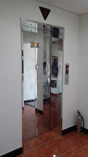 Interior entrance - Hera Hotel (Seogwipo)