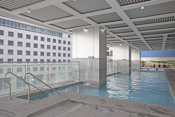 Indoor pool - Indigo Ortigas @ ADB Avenue Tower (Pasig)