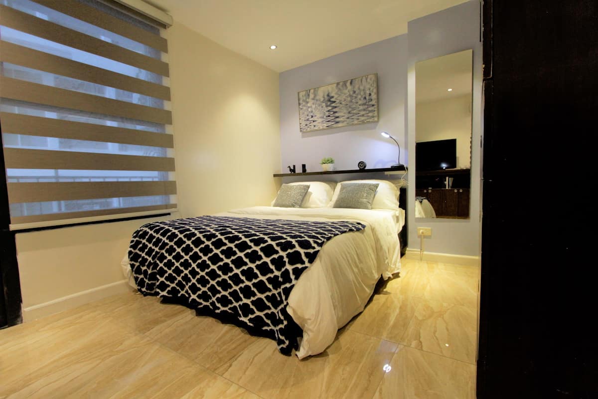 Apartamento standard, 1 cama Queen e sofá-cama, para não fumantes | Escrivaninha, ferros/tábuas de passar roupa, Wi-Fi de cortesia
