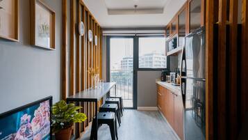 Classic Apartment, 1 Bedroom, Non Smoking | In-room dining