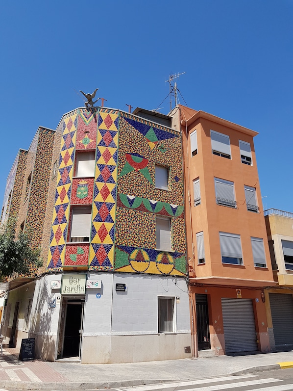 Vista frontal de la propiedad