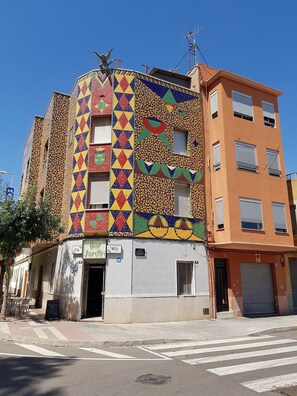 Vista frontal de la propiedad