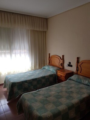 Bureau, rideaux occultants, Wi-Fi gratuit