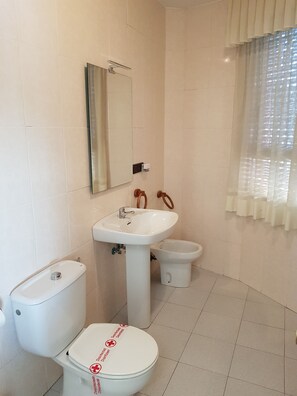 Regadera y amenidades de baño gratuitas