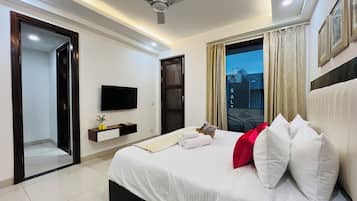 1 bedroom, premium bedding, memory-foam beds, in-room safe