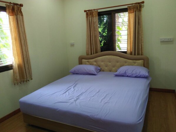 Family Bungalow (Baan Ton Son) | Free WiFi, bed sheets